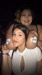 Fotos peituda gorda BBW mostrou tetas na boate com as amigas tetutas