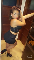 Professora peituda envia fotos quentes por Snapchat para seus alunos