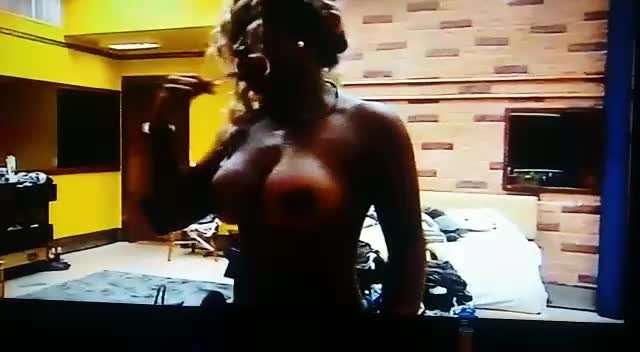 Cau na net vídeo Adélia BBB16 pagando peitões siliconados ao vivo