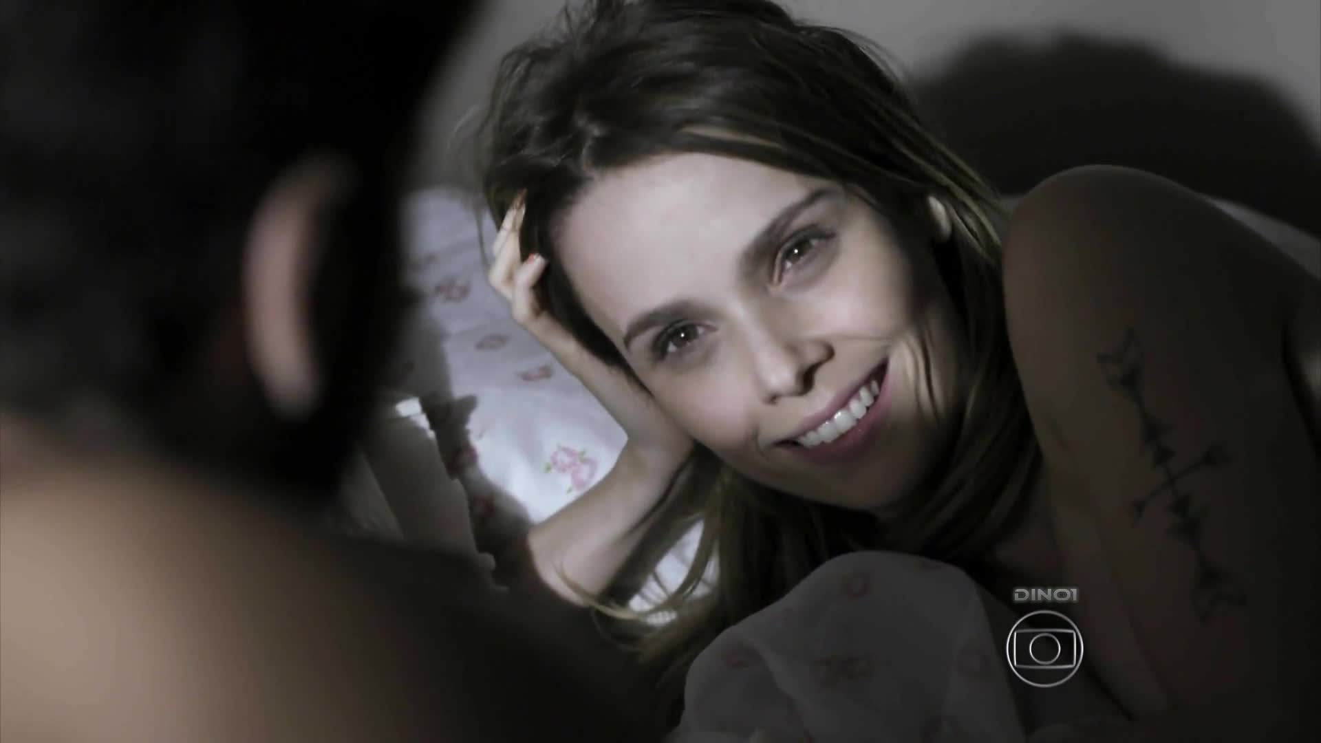 Famosa Débora Falabella pegando peitinhos em Dupla Identidade