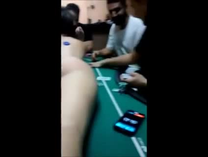 Vídeo rapaz apostou namorada bunduda no jogo de cartas