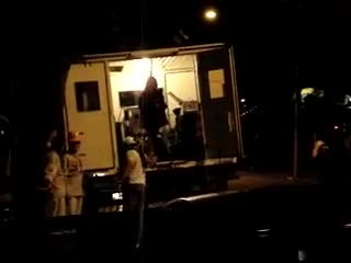 Loira maravilhosa se preparando para fotografia pelada na rua
