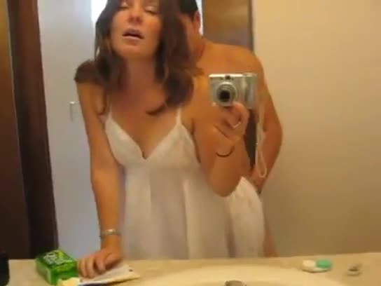 comendo a vizinha casada no banheiro enquanto marido esta trabalhando