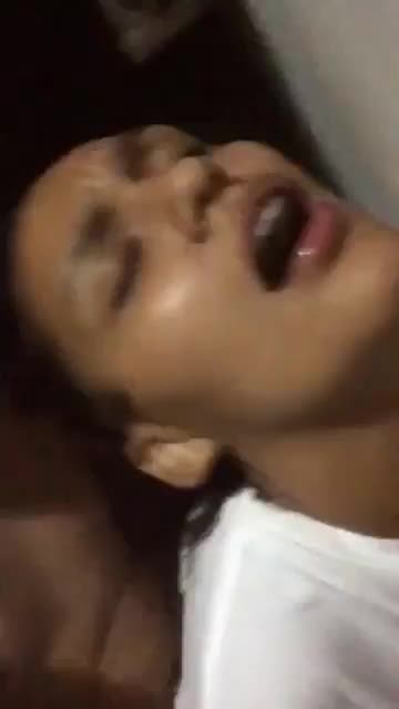 Video amadora morena gemendo durante porno com macho