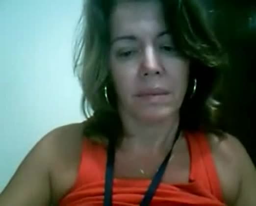Coroa gostosa tocando siririca na webcam e parou no xvidoes