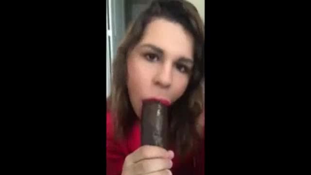 Esposa branquinha adora chupa um pau grande preto até as bolas