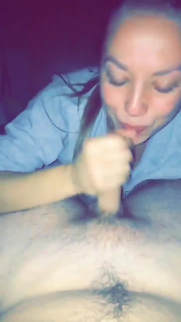 namorada bonitinha faz boquete luxo de boa noite para seu marmanjo