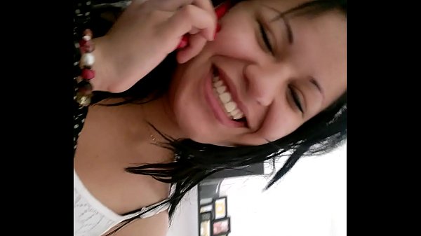 sorrindo falando com marido e sentando na pica do amante