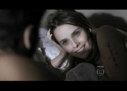Famosa Débora Falabella pegando peitinhos em Dupla Identidade