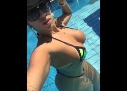 Empresária Juju Ferrari curtindo piscina no final de semana