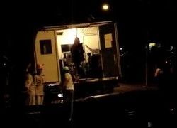 Loira maravilhosa se preparando para fotografia pelada na rua
