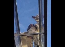 Famosa Rihanna flagrada por fã de shortinho rebolando durante show