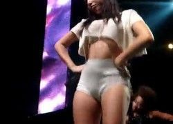 Essa é Anitta de shortinho marcando pepeca e sem calcinha no show