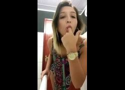Video Sabrina novinha caiu na net abrindo sua bunda grande e enfiando dedo no cu