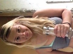 Video Cris amadora gatinha puxou narguilé e mostrou tetas