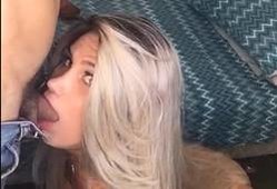 Chupando o magrinho deixando bem babado molhado