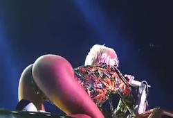famosa Miley Cyrus bunda perfeita de quatro em show