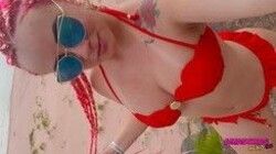 Ruiva gostosa rebolando sua bunda grande de biquini cavado na praia